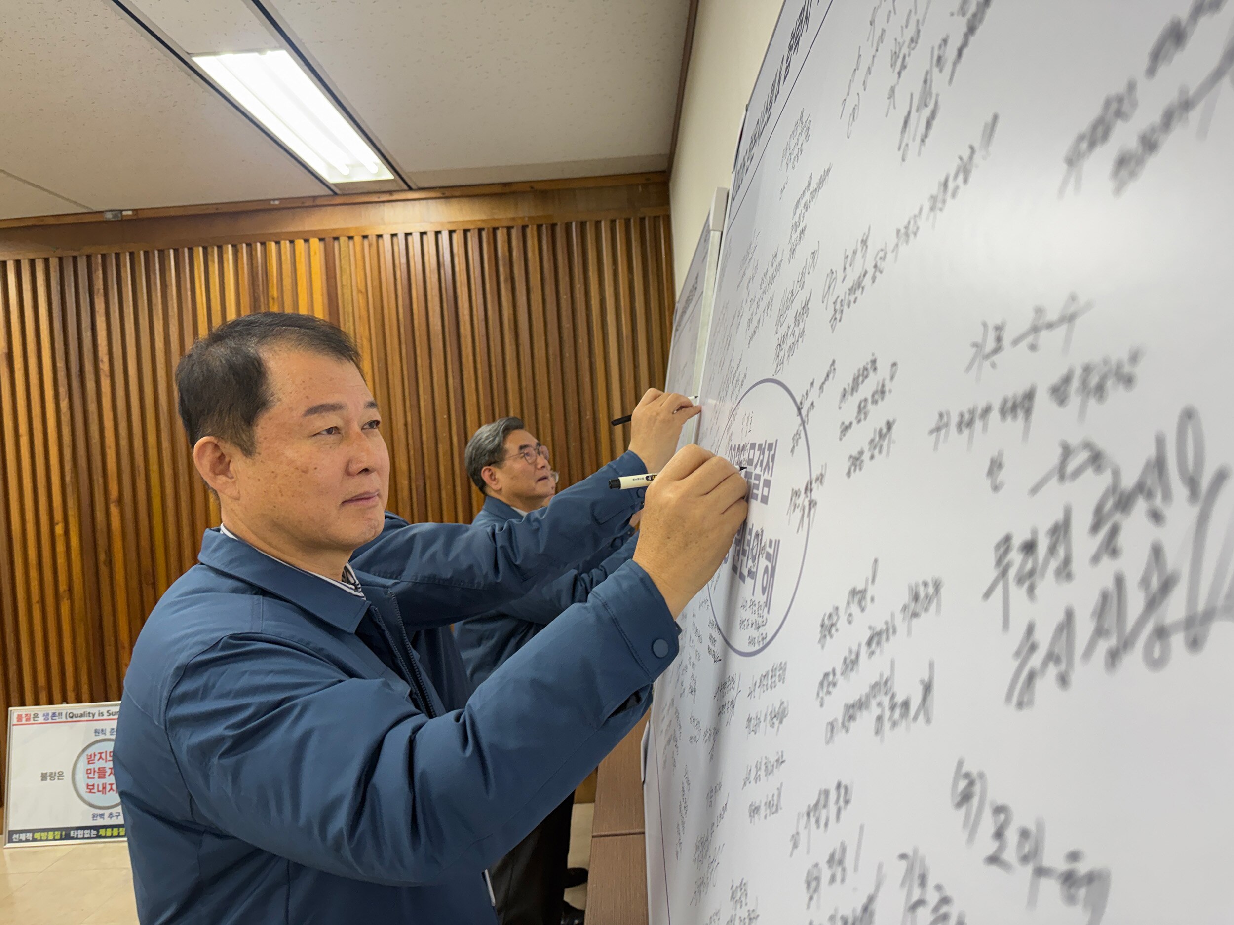 [사진자료1] 품질 결의를 다짐하는 메세지를 작성하는 박정호 사장.jpg